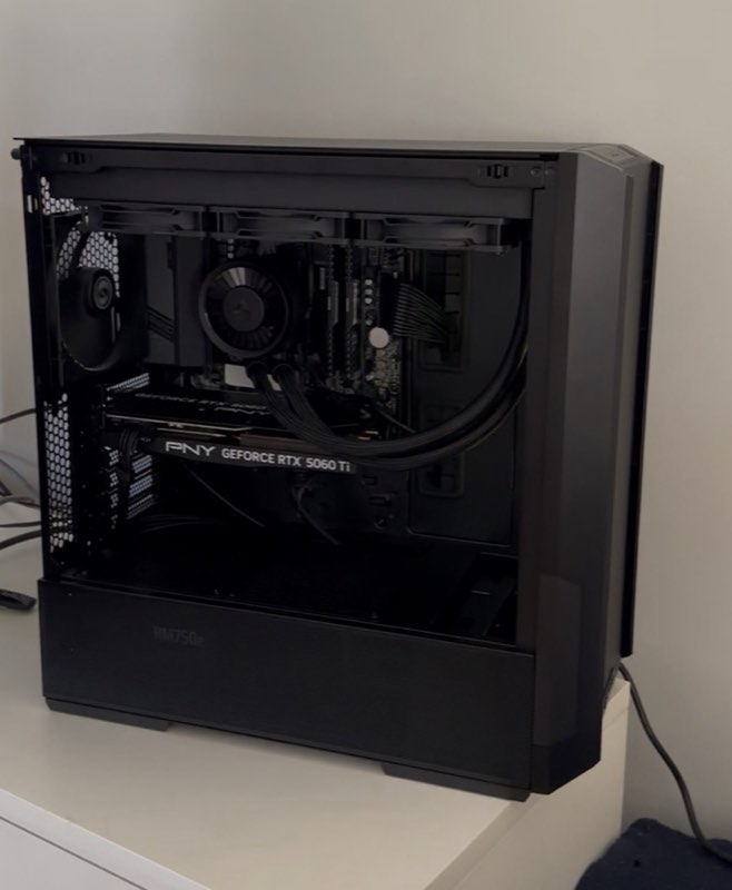 PC montado, com cabos organizados e watercooling.