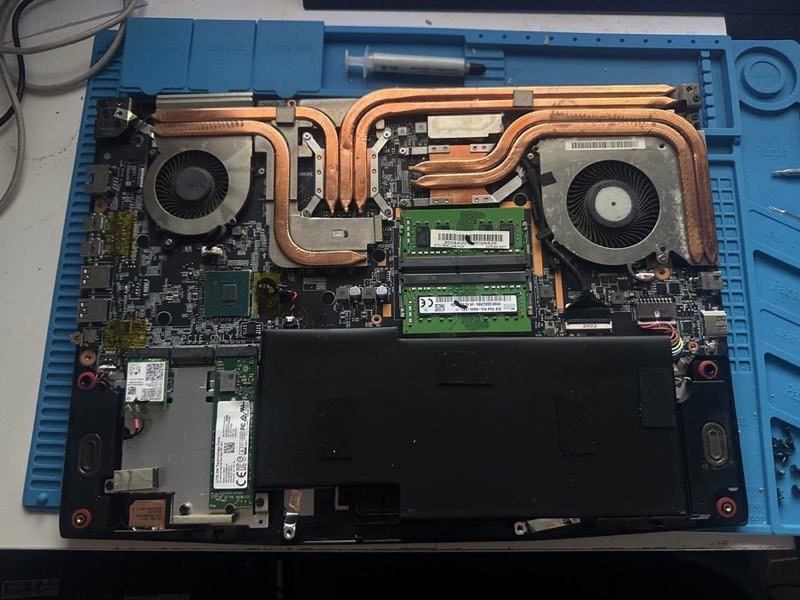 Interior do portátil depois: limpo, com pasta térmica nova.